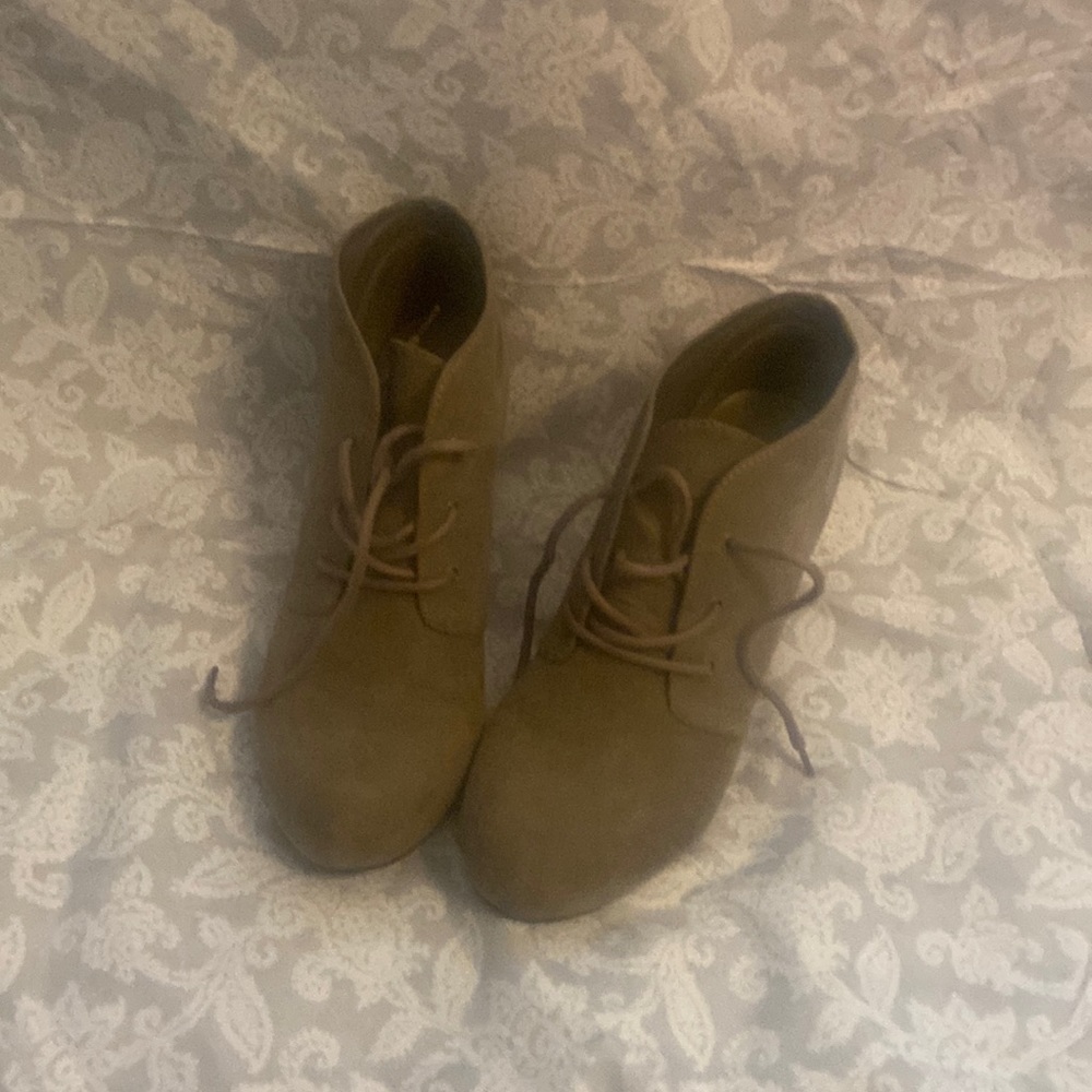 X-Appeal Flynn color Taupe size 7.5